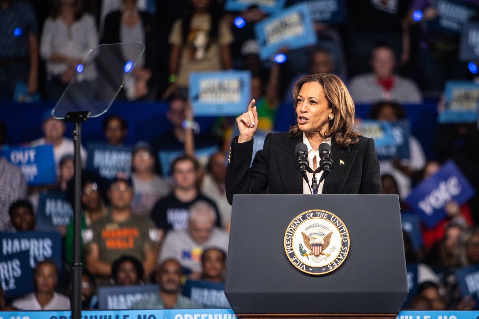 Kamala Harris gesturing from the podium